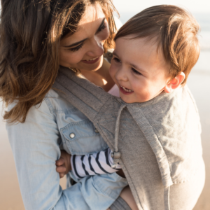 vrouw met baby in draagzak